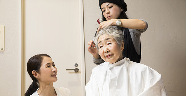 介護施設や自宅での訪問ヘアカットサービス 介護職専門 お悩み解決コラム ケアジョブ